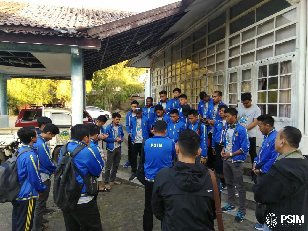 PSIMJOGJA's tweet photo. Pagi ini, tim bertolak ke Lumajang untuk menghadapi Semeru FC, Senin (9/7/218) sore. Semoga mendapat hasil maksimal dan poin penuh ✊ #AYDK https://t.co/V4rH7g5LuO