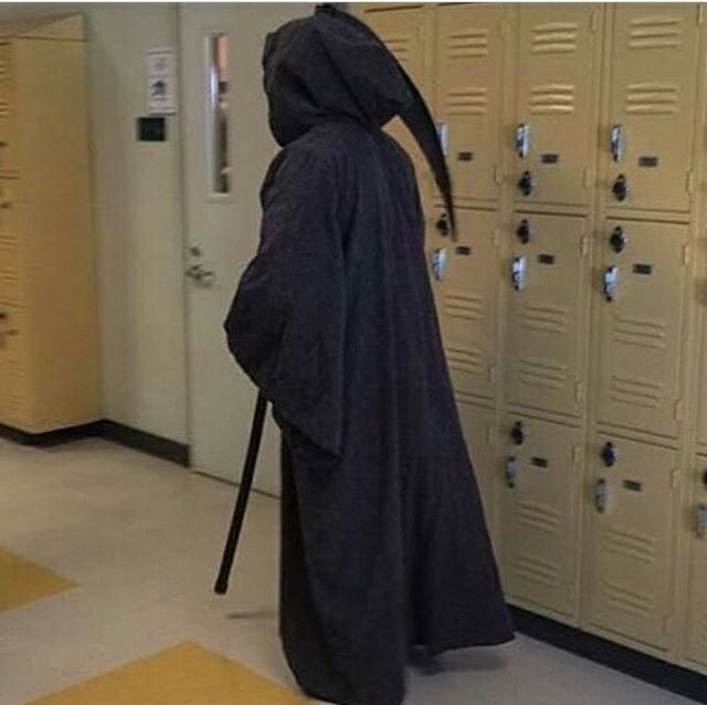 El resto de chicas vestidas de negro// yo vestida de negro