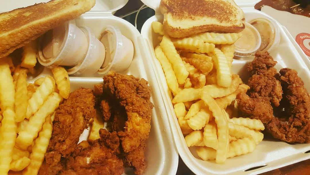cbi777's tweet photo. Took me all day and I didn't get the kind I was initially going to have but I'm about to tear this up. #nationalfriedchickenday🍗 #friedchicken #guthries #gutbox #noslawextrafries #theyhookeditupwiththesauce https://t.co/9eV5PBnFIN