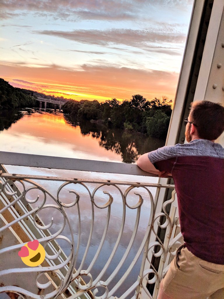 samtesta1's tweet photo. Favorite guy and an amazing sunset 😍 #Philadelphia #ViewsOfPhilly #SchukyillRiver https://t.co/P0x6pMabSJ