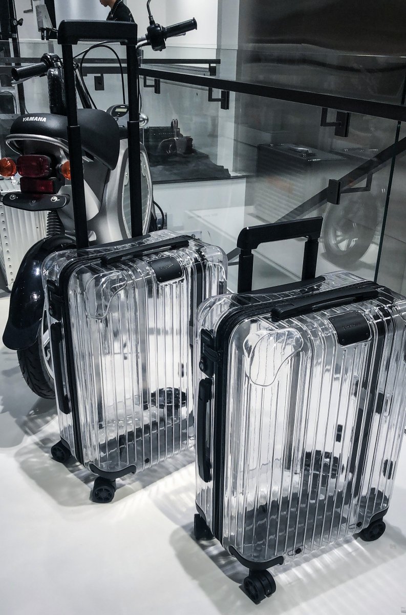 fashionsnap's tweet photo. 【今日】リモワ×オフ-ホ��イト、透明のスーツケースを発売
https://t.co/HBXM1a6OMZ
#RIMOWA #OFFWHITE #VirgilAbloh https://t.co/vaXIL2WILR