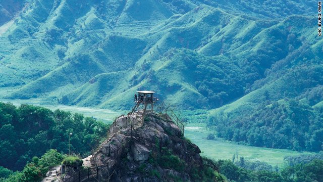 Korean_DMZ_Vets's tweet photo. Up on the Z - Present Day - Isolated mountain top ROK Army Guard Post, somewhere on the Z. :-) Found on the web, thought neat photo, so wanna share.
#dmz #dmzvets #koreandmz #koreandmzvets #roka #rok #korea #guardpost https://t.co/hCNXQTgW4R