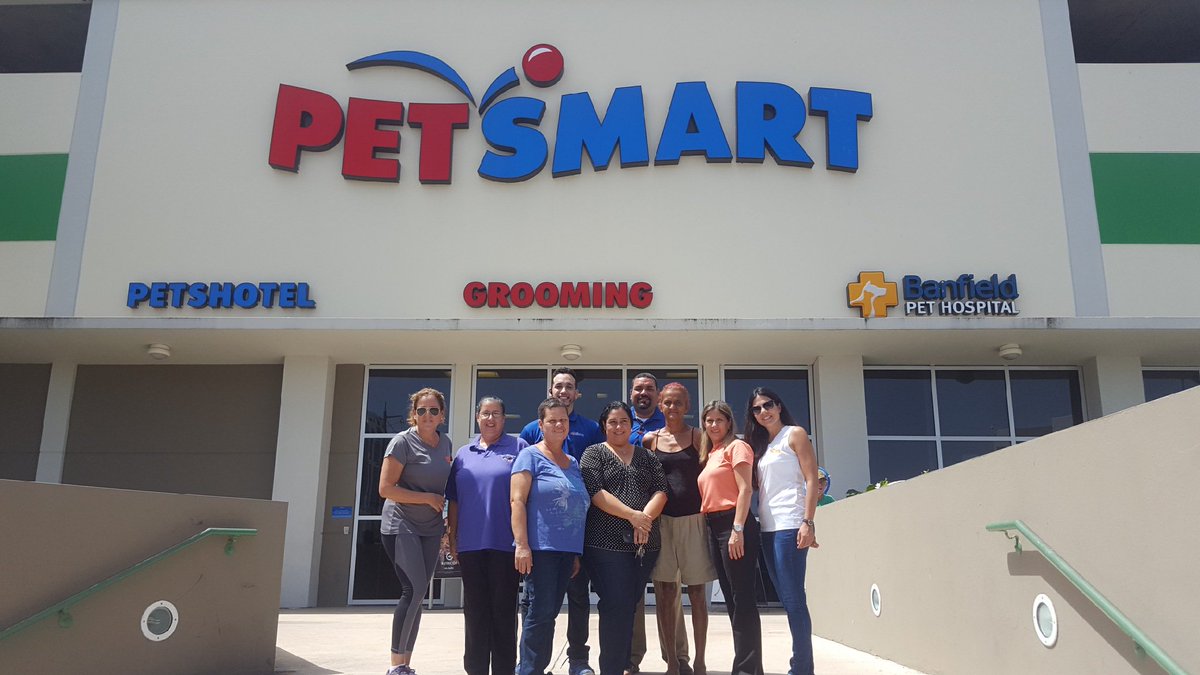 PetSOSpr's tweet photo. ¡Muchisimas gracias a los que apoyaron al 3k-nino de @sanpatricioplaza y @petsmartpr , se donaron sobre 5,000 libras de comida de perro y gato a santuarios y rescatistas de mascotas en #puertorico🇵🇷 ! https://t.co/a6LB1AgQCK