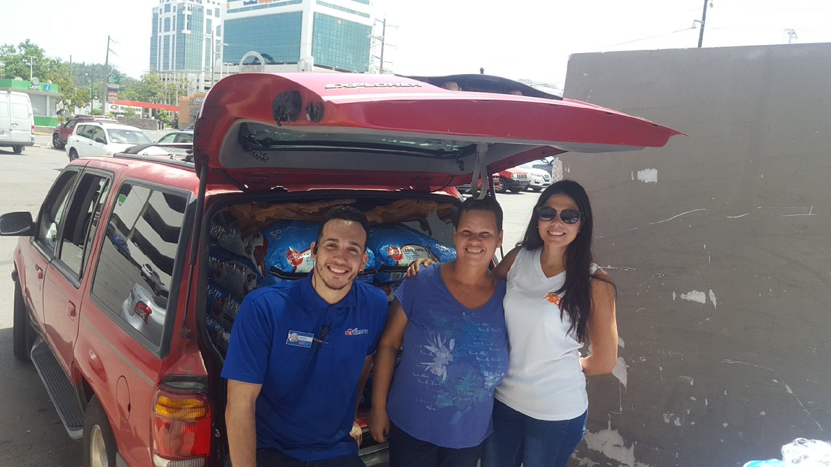 ¡Muchisimas gracias a los que apoyaron al 3k-nino de @sanpatricioplaza y @petsmartpr , se donaron sobre 5,000 libras de comida de perro y gato a santuarios y rescatistas de mascotas en #puertorico🇵🇷 !