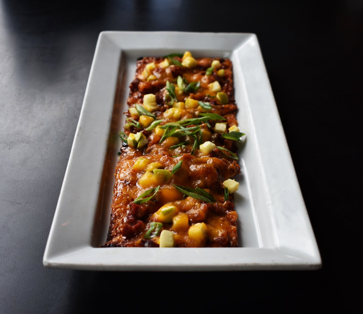 MarlowsTavern's tweet image. It’s our favorite day of the week… #FlatbreadFriday! For the next 10 days, we’ll be serving our Granny’s Gold Flatbread. This dish is topped with granny smith apples, smoked beef brisket, chipotle BBQ, cheddar cheese and apple-wood smoked bacon. Trust us… it’s as good as gold.
