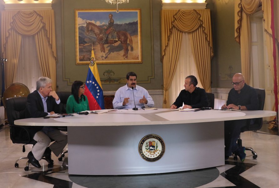 Pdte.<a href="/NicolasMaduro/">Nicolás Maduro</a>: Por lo menos 10 Millones de carnetizados por el <a href="/CarnetDLaPatria/">Carnet de la patria</a> serán beneficiados por el #BonoIndependencia a partir del Lunes y el #BonoNiñoSimón el #24jul #SieteLineasEstrategicas