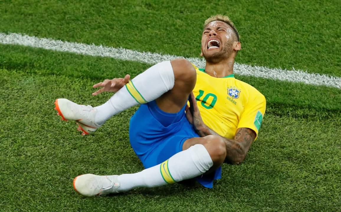 eryancosa's tweet photo. Al menos Neymar cayó con la frente en alto... https://t.co/I5hqI5Jrnh