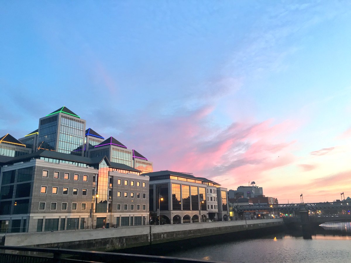 lishfigueroa's tweet photo. Life is simple and the simple is the right thing ✨ #LiffeyRiver #DublinSunset 10pm https://t.co/k0uw0F3sqB