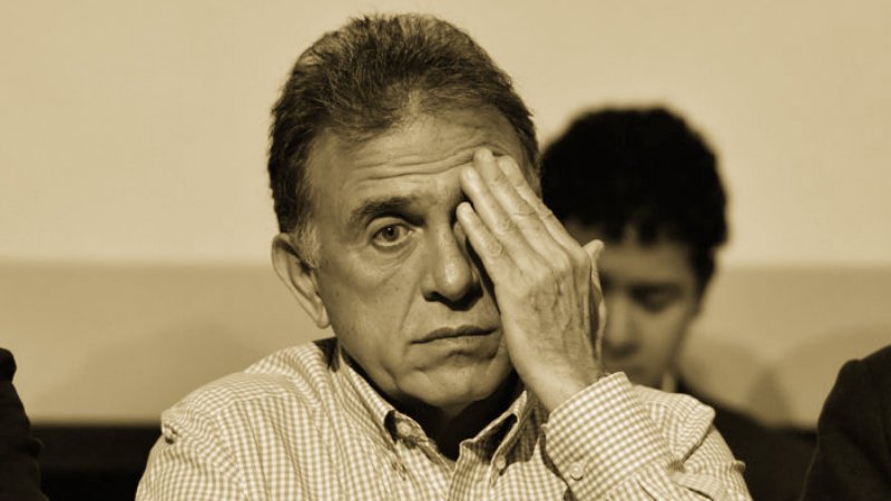 OficialEnLaMira's tweet photo. #Ahora #PUUM: La foto que muestra a Yunes "llorar" la victoria del candidato de Morena https://t.co/rMqFimkfj1 https://t.co/1WO1MQsmV9