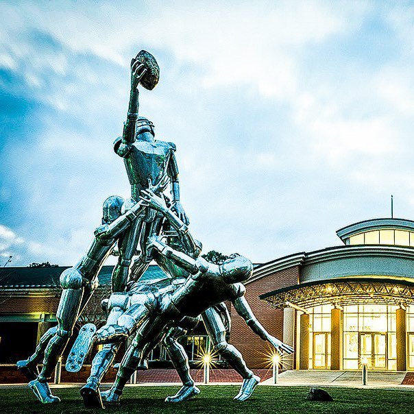 “Gridiron” a 20’ tall installation at the University of South Alabama 🏈 It’s nice to branch out and try new materials once in a while, this piece is made completely out of stainless steel #flashbackfriday #alabamaart #football #stainlesssteel #footba… ift.tt/2ubhQW5