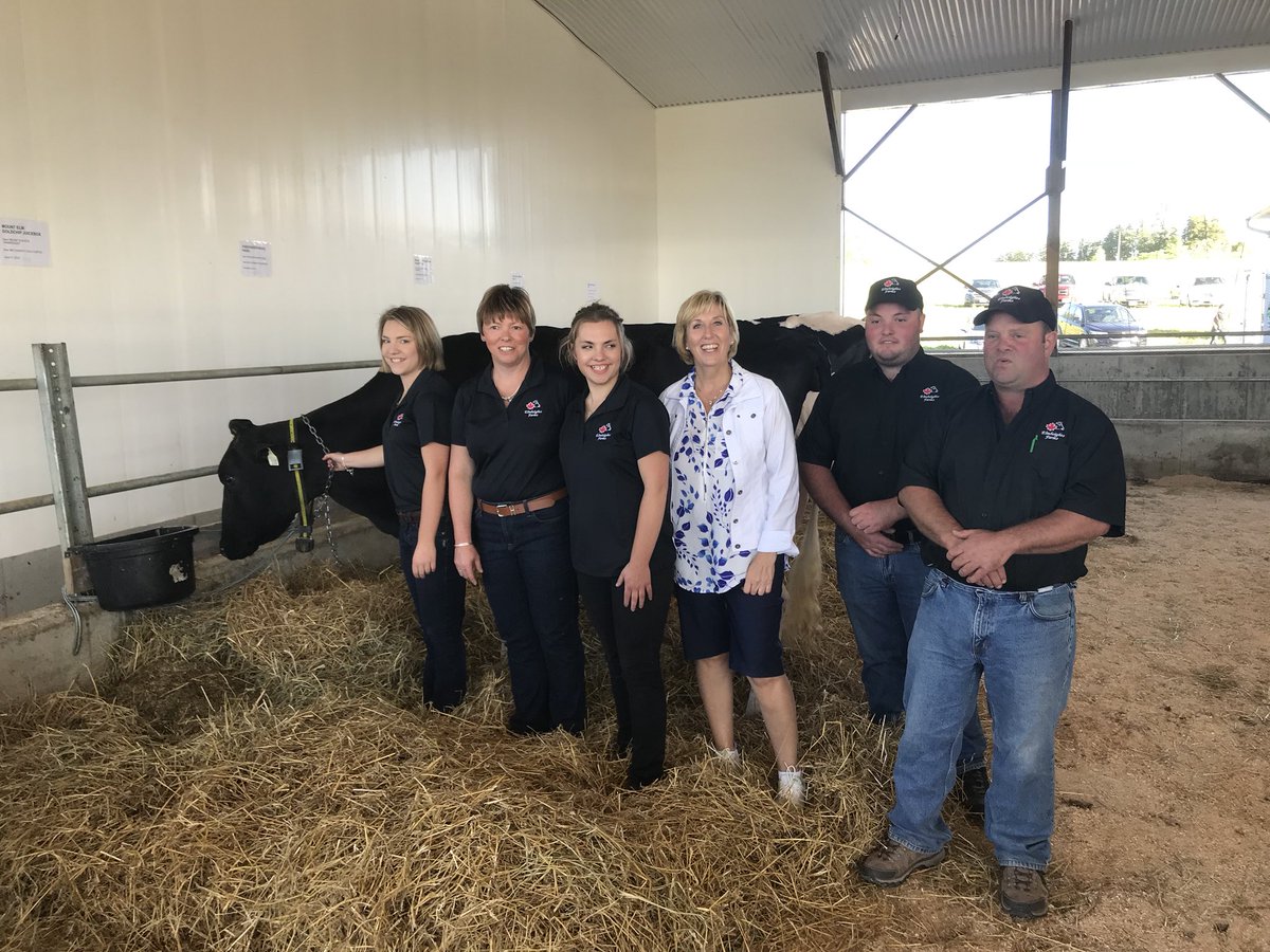 LaurieScottPC's tweet photo. #ontholstein Twilight meeting at Shier’s Elmheights farm in Wilfrid. Thanks to Reg, Jane, Kevin, Amanda & Lisa for hosting! Beautiful farm and new barn. #thankafarmer https://t.co/3NbaqccEUP
