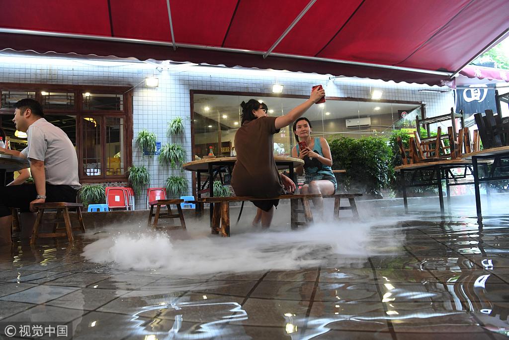 ChinaDaily's tweet photo. Have you ever eaten #hotpot while having a foot bath? This unique Chongqing hotpot restaurant may change your idea of eating hotpot in summer. (Photo: VCG) https://t.co/cdVEd4MRWO