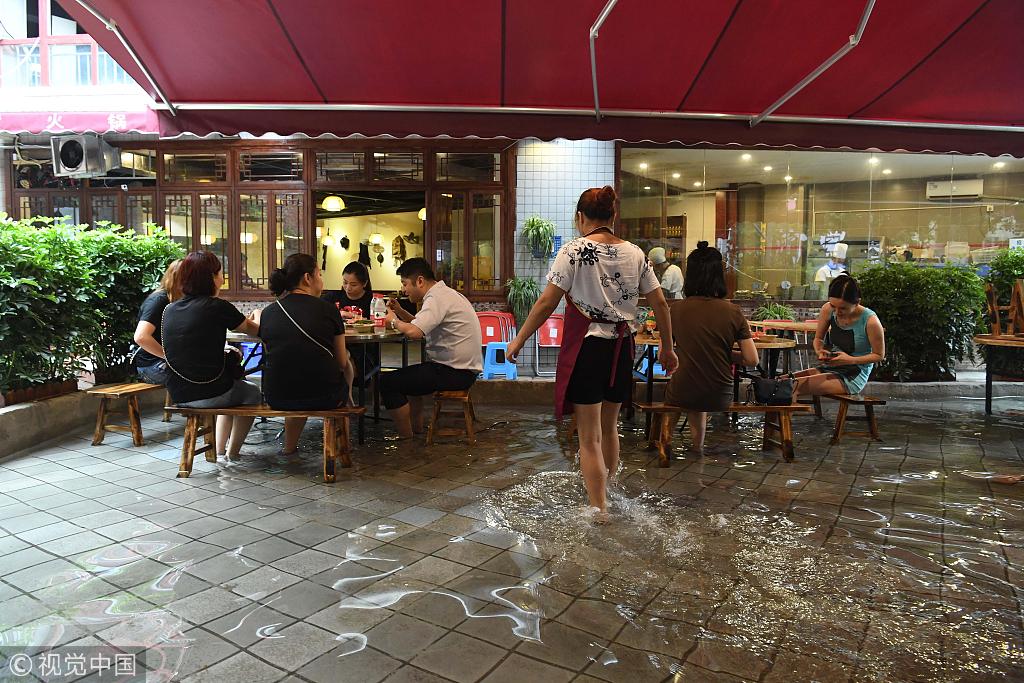 ChinaDaily's tweet photo. Have you ever eaten #hotpot while having a foot bath? This unique Chongqing hotpot restaurant may change your idea of eating hotpot in summer. (Photo: VCG) https://t.co/cdVEd4MRWO