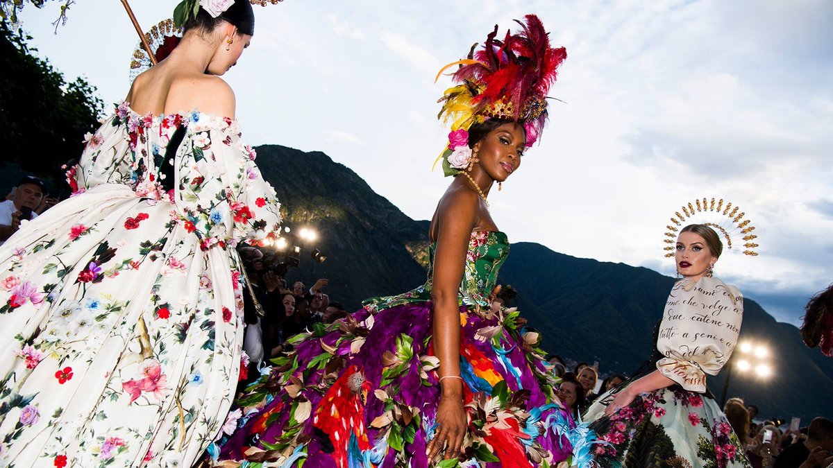 VogueRunway's tweet photo. .@DolceGabbana's latest Alta Moda project is utterly intoxicating. https://t.co/ngLtKF7xii https://t.co/kJBL6YQBkP