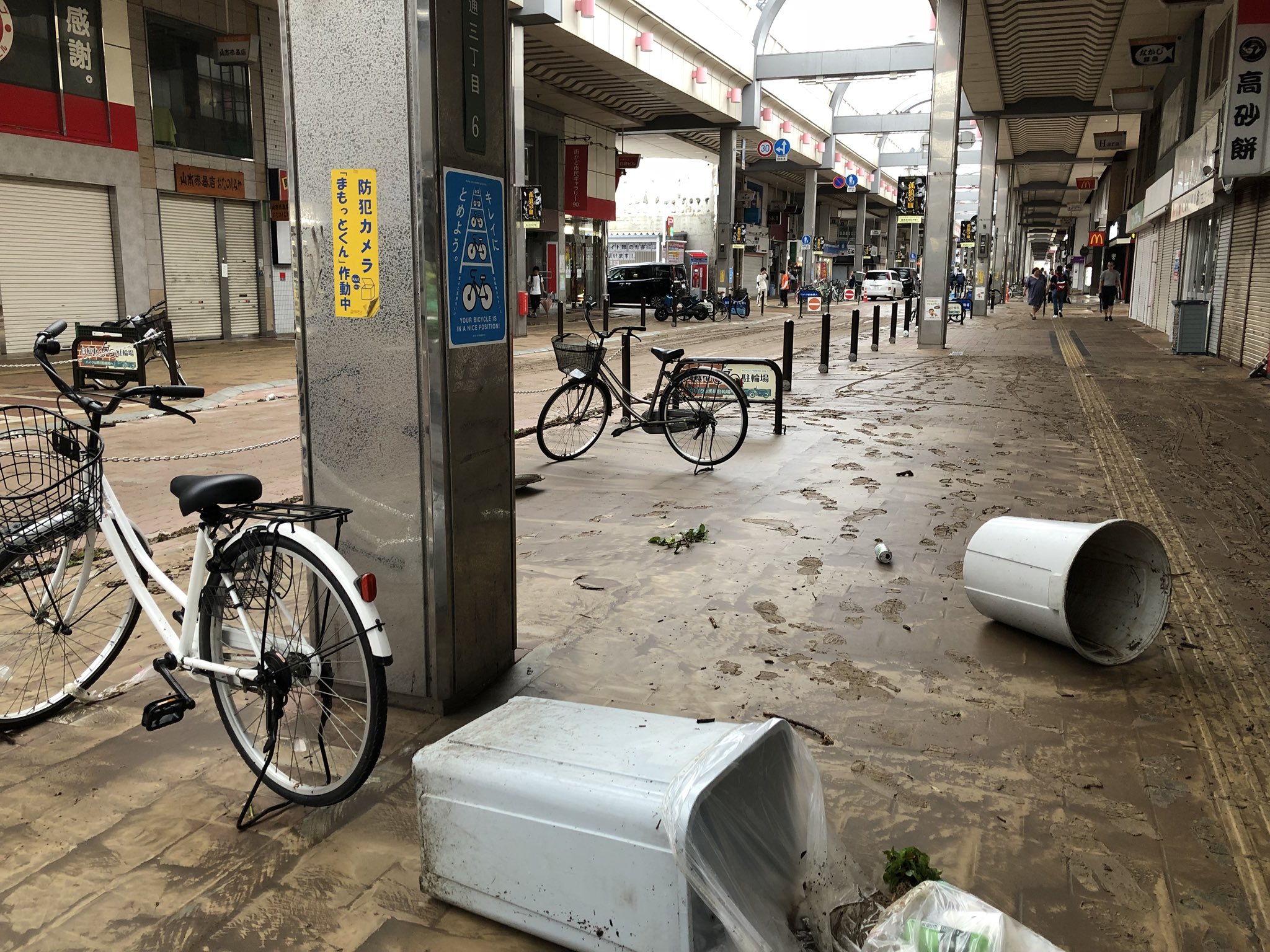 じろーう 先ほどのれんが通りですが水は引いたみたいです ただ泥が残っているので お店の方は掃除で大忙しで す 呉市 れんが通り