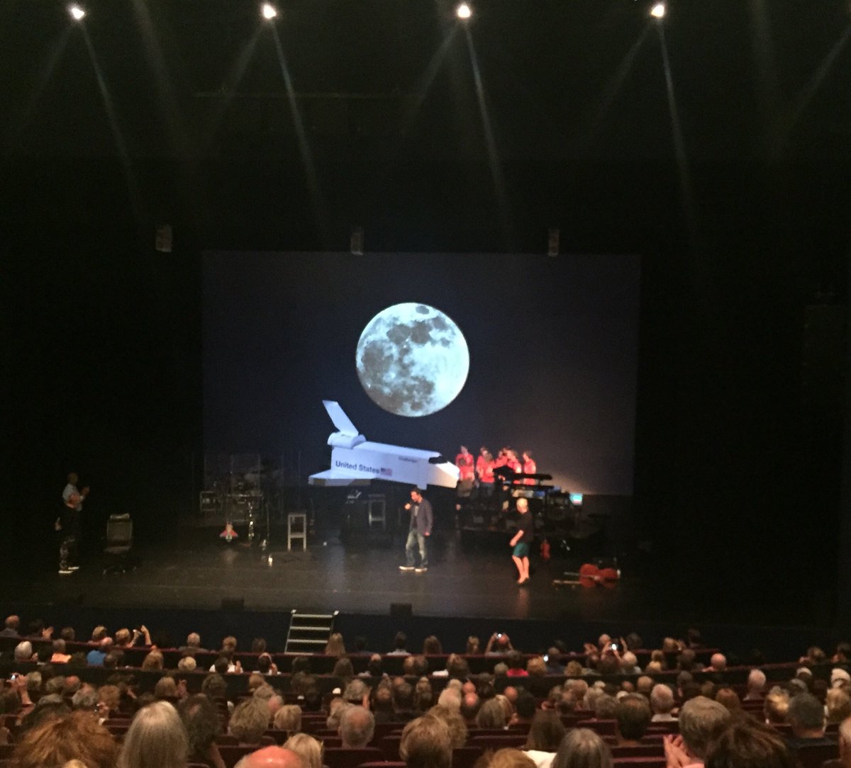 Begin van een leuke en leerzame première vanavond van de musical #savetheearth in ⁦<a href="/ZStrandtheater/">Zuiderstrandtheater</a>⁩, naar ‘famous last words’ van ⁦<a href="/Ockels/">Wubbo Ockels</a>⁩, met ‘zijn’ ⁦@NuonSolarTeam⁩ op het podium, presentator ⁦@JorgenRaymann⁩ - mede ondersteund door ⁦<a href="/Lions_NL/">Lionsclubs Nederland</a>⁩