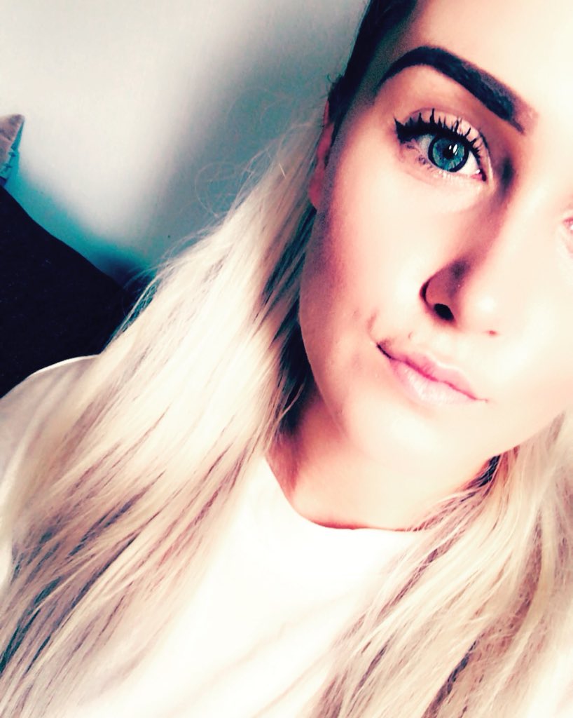 FrkOlaussen's tweet photo. A nice day - got a beautiful gift from my b.friend 🌸🌸🌸 

#giftfrombae #beauty #ArianaGrandeperfume #perfume #nailpolish #yellow #pink #selfie #picoftheday #blondehair #summer #makeup #anastasiabrows #kicks #selftan https://t.co/7HxU8bm86J