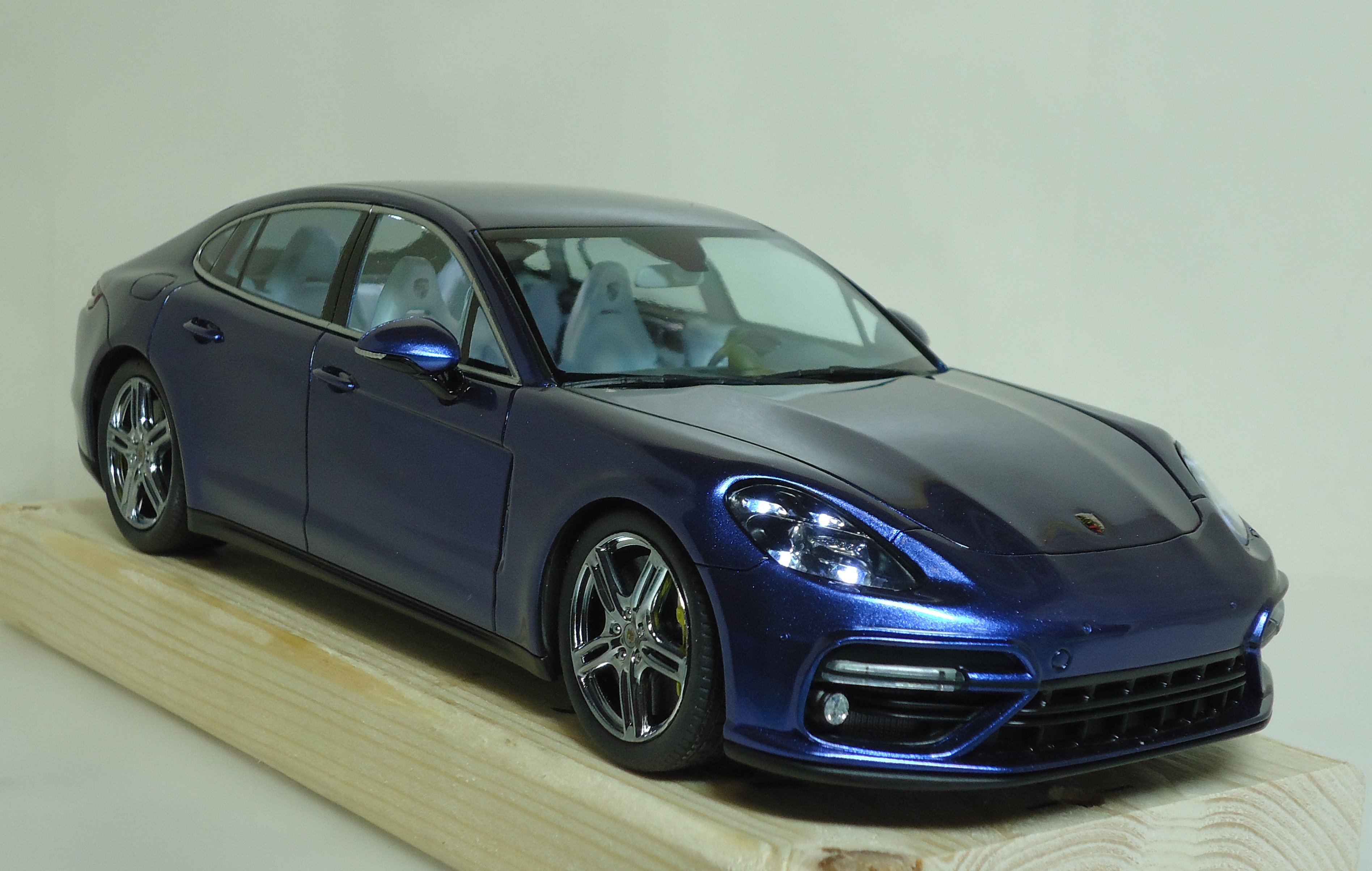 Sof Ledは塗料 久々に市販車キットのドイツレベル パナメーラを製作しました まさにドイツレベルといった感じのキット構成で内装やウィンドウ周りが雰囲気よく仕上がってくれます 車高後ろを多めに下げ トレッドを少し狭めています 完成するとかっこいい
