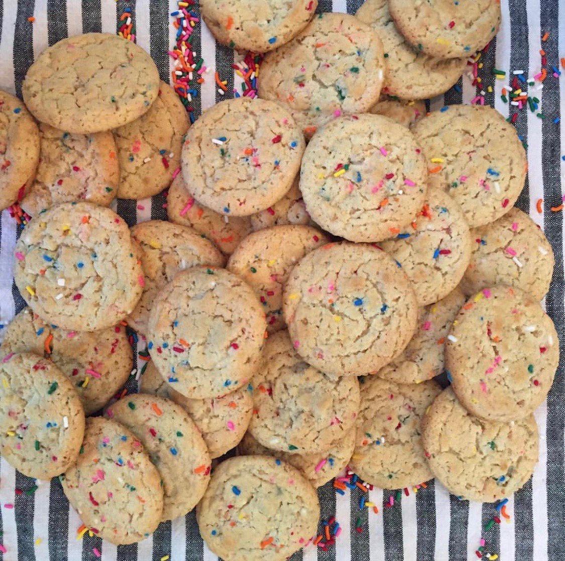 ChristinaTosi's tweet photo. fireworks and a whoooole lotta cookies ๐บ๐ธ๐ชโ๐ป#beyondbaking https://t.co/341hbgYY4M