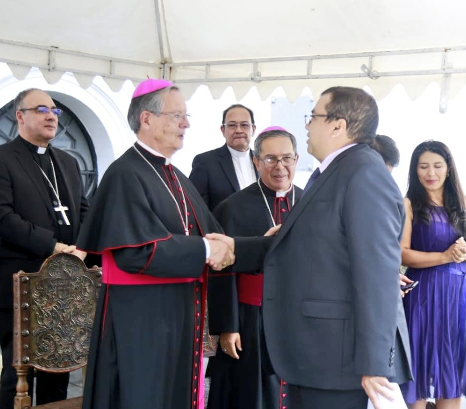 1oscarcampo's tweet photo. Termina su apostolado Monseñor Iván Antonio Marín, a quien reiteramos nuestro afectuoso agradecimiento en nombre del pueblo #Caucano. Damos la #Bienvenida a Monseñor Luis José Rueda Aparicio, q su liderazgo espiritual encienda luces de esperanza y reconciliación en nuestra región https://t.co/DAcEytV6Md