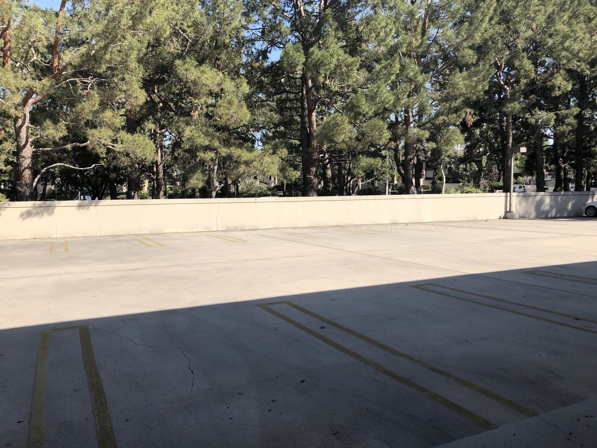 PCH888's tweet photo. It’s so damn hot no one in their right mind would park outside the shaded parking garage! #115degrees #TGIF #donefortheweek https://t.co/DBjwJ0wKdp