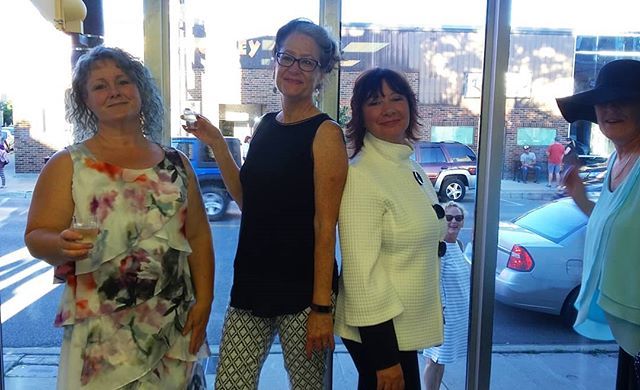 tifroggie's tweet image. Live Mannequins at Silhouettes Boutique in Downtown Sarnia! 
Lovey ladies, gorgeous clothes, fun times!

#sarnia #slont #DTSarnia
#firstfriday #livemannequins #model #models #fashion #dress #josephribkoff #silhouettesboutique #loveit #momlife #ootd #funt… ift.tt/2KQoOtY