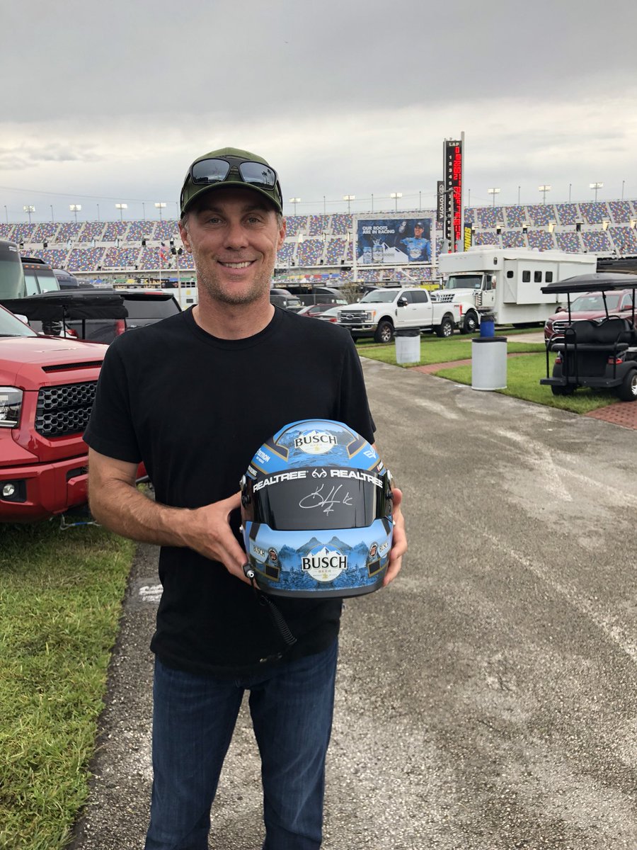 wileyx's tweet photo. RT to win this signed replica @KevinHarvick  signed helmet! 

Must be following @wileyx  and @KevinHarvick to qualify! 
Good luck !! https://t.co/da7fVlYjk6