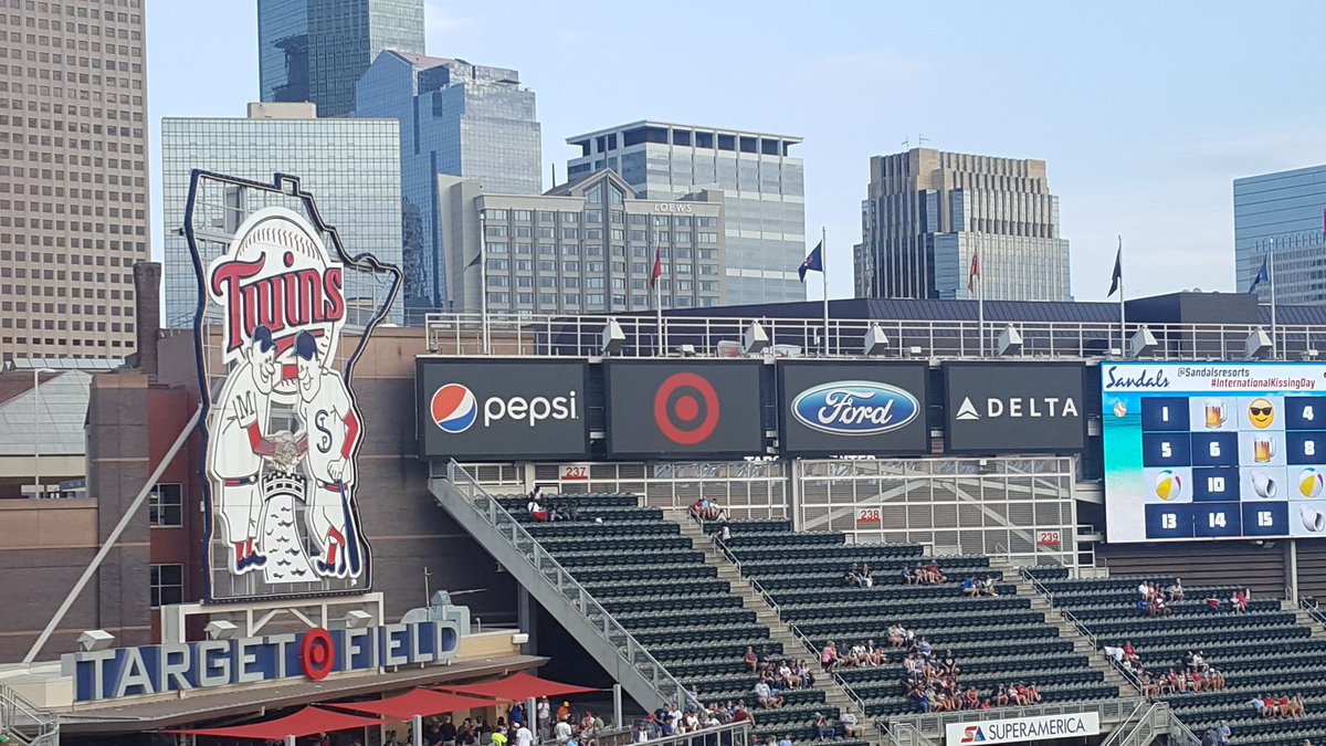 Tuenis12's tweet photo. Let's go, @Twins! #UNDnight https://t.co/z1335vmzDi