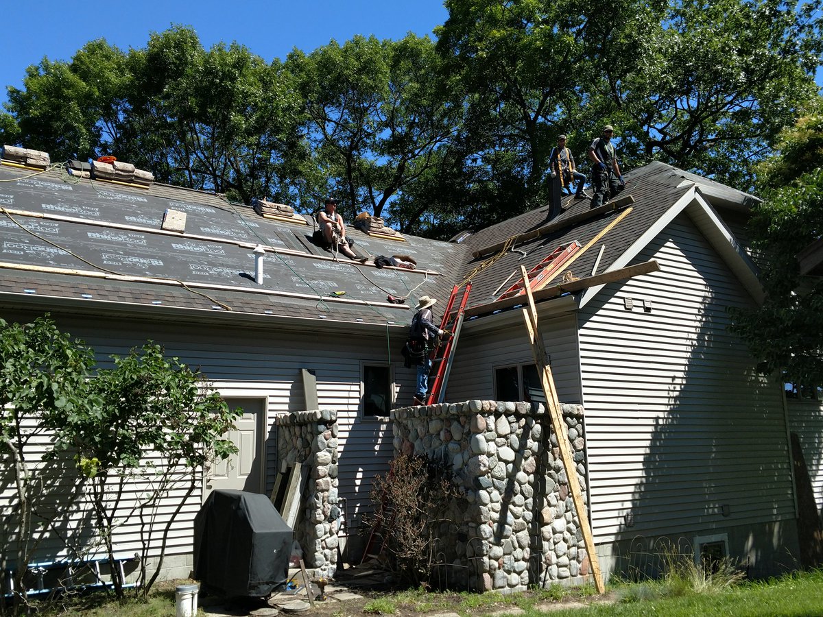 AndyNear2's tweet photo. New shingle roof on Pentwater lake. These guys worked thru the 85°+ weather this last week. 😮😲 #certainteed #landmark #landmarkpro #empirecontractors #roofsbyempire #roofitonce #roof #roofing #roofer https://t.co/8ZaBE4xy6E