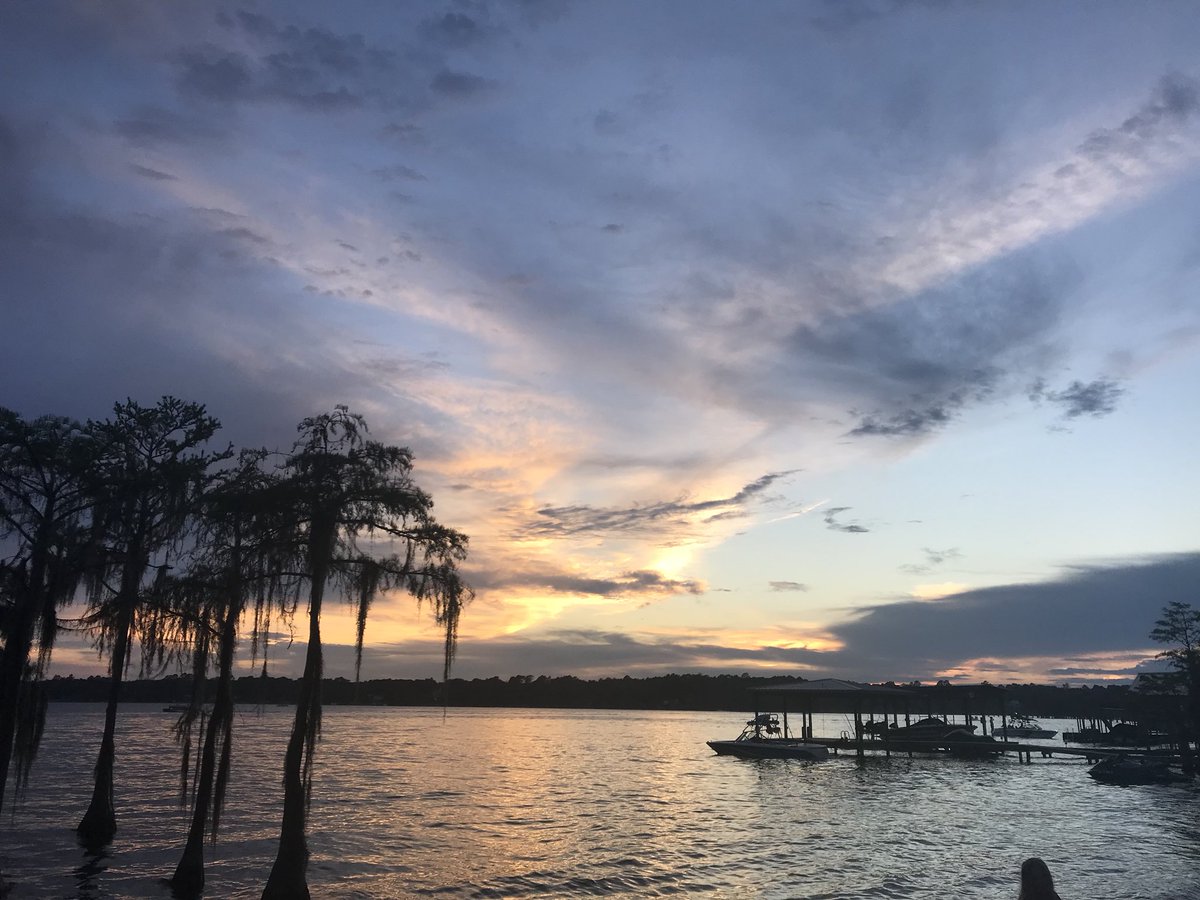 HaleeHatcher12's tweet photo. since my brother and riley got called home, they’ve made the most beautiful skies ever!!😻💓 https://t.co/kl5bXXZVkQ