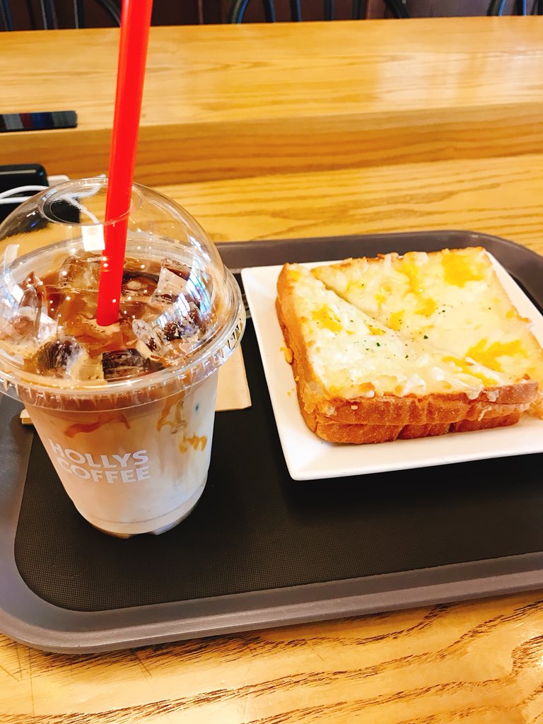 harp_seungjjang's tweet photo. 배고파 😋
#myfavorite #hollyscoffee #caramelmacchiato #seoul #NFlyingconcert #rushtrip #2daysonly #SUMMER_FEELING https://t.co/PWCBym64i6