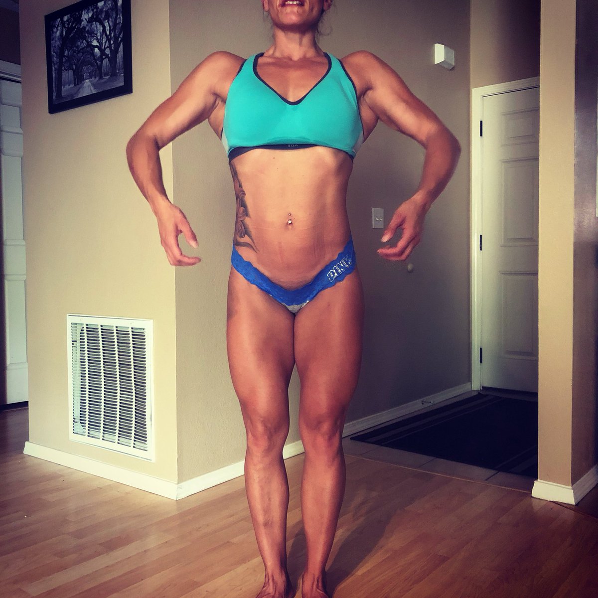 1_fitCookie's tweet photo. #flexfriday Brought to you by yours truly— #14weeksout tomorrow!!!!
#teamfitphysique #girlswholiftheavy #fitmum #npcfigure #npc #facethefront #quarterturntotheright #momwithmuscles #npcutahclassic #onemorehashtag https://t.co/aWJgThtsgW