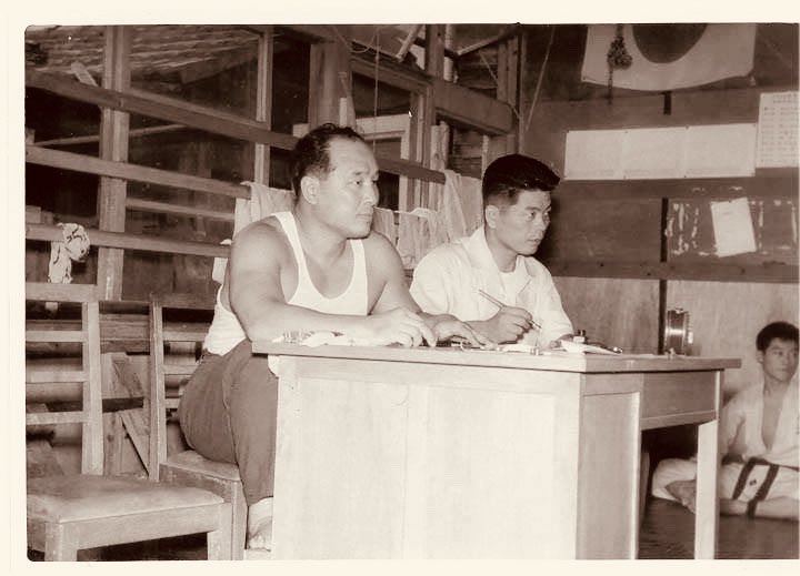 Tabigarasu 旅がらす No Twitter Mas Oyama 大山倍達 Kenji Kurosaki 黒崎健時 Yasuhiko Oyama 大山泰彦 大山道場時代の審査会でしょうね 若い Tabigarasu 旅がらす No Twitter Mas Oyama 大山倍達 Kenji Kurosaki 黒崎健時 Yasuhiko Oyama 大山泰彦 大山道場時代の審査会でしょうね 若い