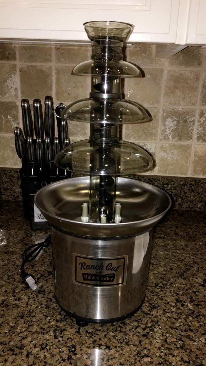 MarandaDeshae14's tweet photo. Ya girl is really going to have a ranch fountain at her wedding!! Huge shout out to my fiancé for this awesome surprise 😍#didntevenknowtheywerereal #iloveranch #hiddenvalley https://t.co/pY7iMH2zD6