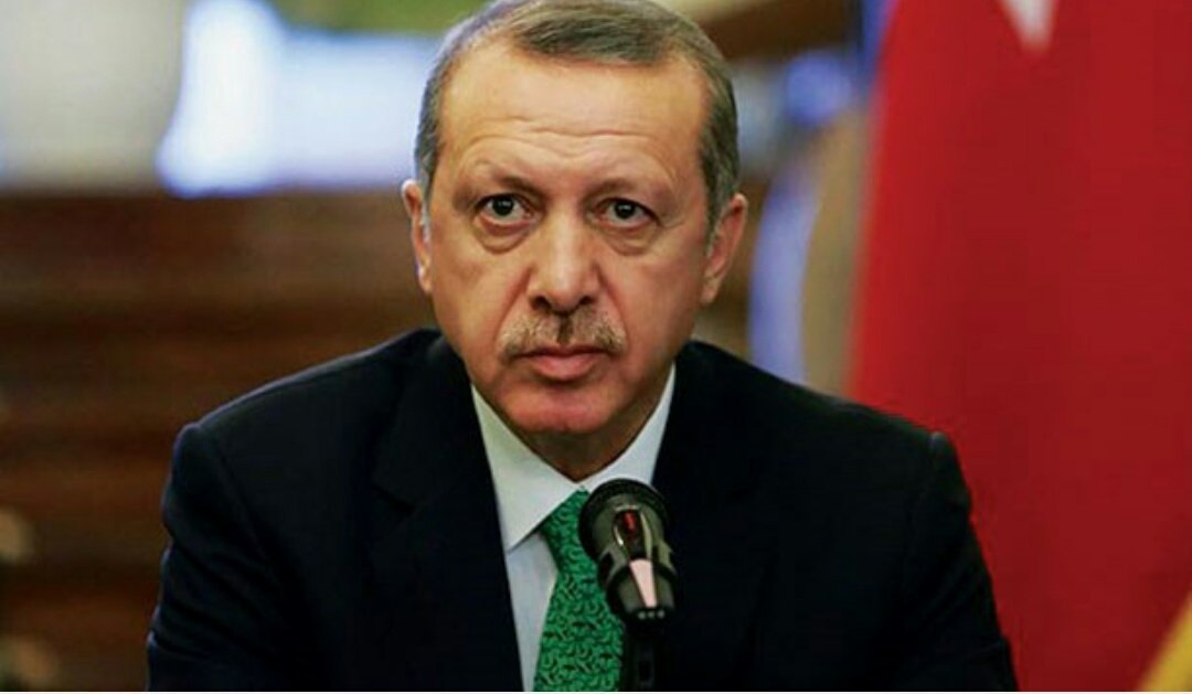 talipmazhar's tweet photo. Bu hainin yüzünde yok meymenet
Kötü akıbetini görüyor bu çok net
Zalim bu, milletin başına melanet
Giderken milleti de yakmasa şirret https://t.co/D2Y6B4dgts