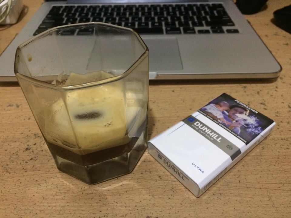 Ncha_Jhy's tweet image. Kalau gebetan masih ngeluh karena bau asep rokok yang nempel di pakaian, berarti pilihan lo masih salah! lo cobain ini Dunhill Mild Ultra. biar tetep pede dan pakaian nggak bau rokok lagi! #UltraLessSMELL #LessSMELLisMore
