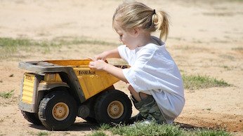 Kinderen 'zo thuis mogelijk laten opgroeien' staat in de jeugdwet. Directeur zorg <a href="/M_Oosterbroek/">marianoosterbroek@hetnet.nl</a>: "Ik geloof in samenwerking en verbinding met gemeenten. We willen allemaal dat elk kind opgroeit in een veilige thuissituatie." #dagvandesamenwerking buff.ly/2NhGEEw