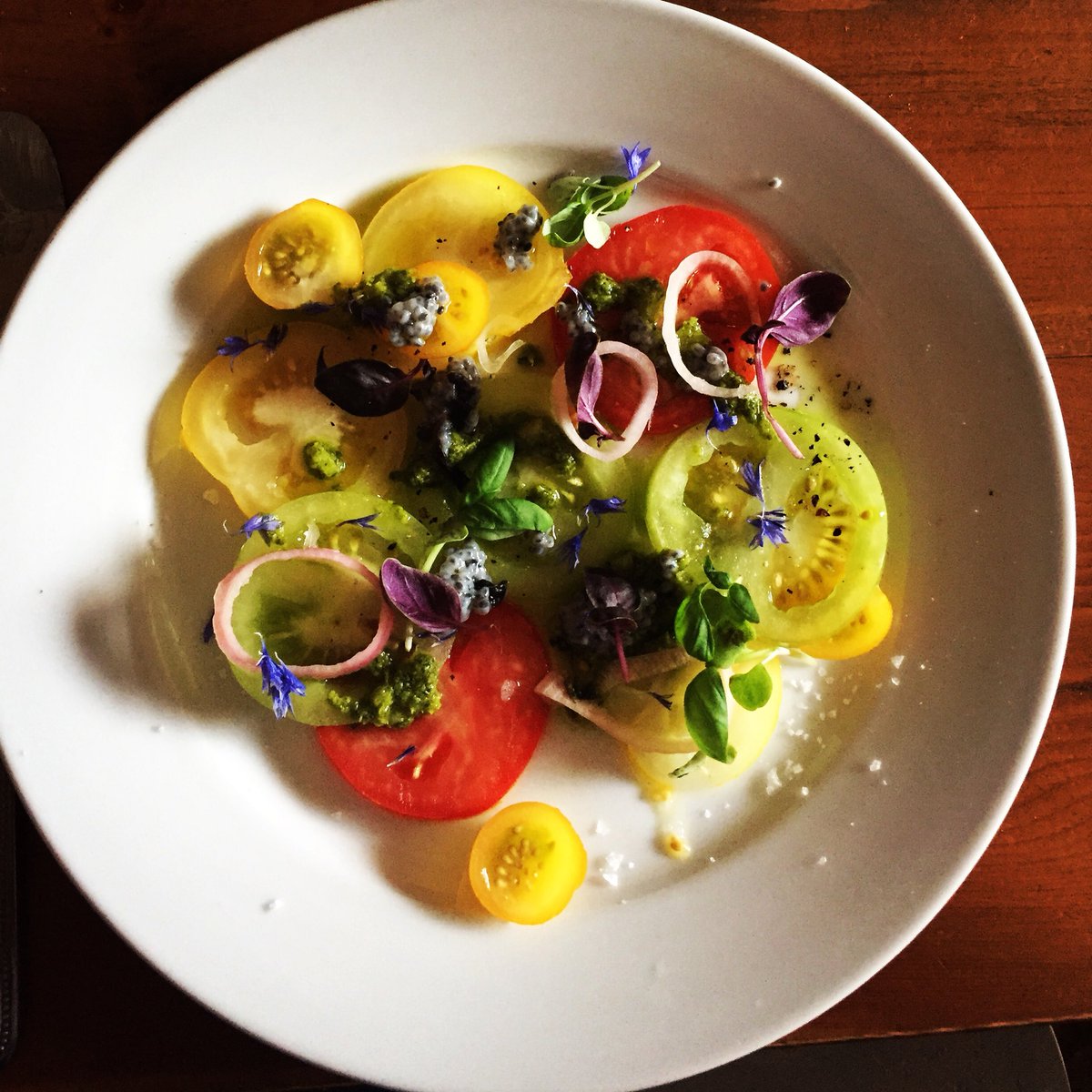 Had an amazing meal <a href="/ParlourUK/">PARLOUR</a> last night. This tomato and basil salad was 👌🏼🍅🌿🥗#mamahack #mumsnightout #mumsnextoff