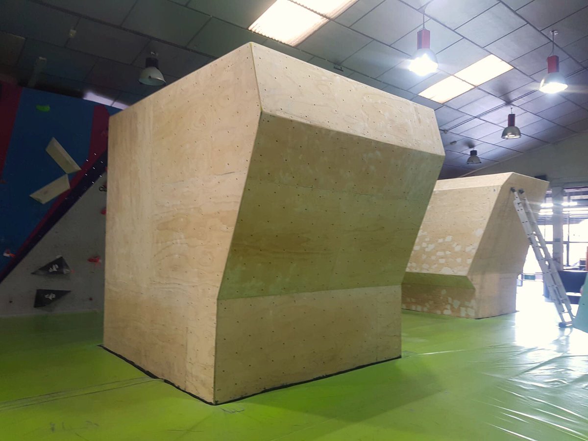 Duro trabajo de toda la semana para dejar nuestros bloques como nuevos. Feliz fin de semana! #yoentrenoentheclimb