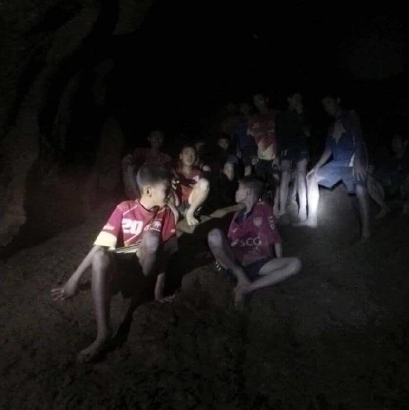 angelomangiante's tweet photo. Manca ossigeno e sono sfiniti. La notte è passata, il tempo stringe e la squadra è ancora nella grotta. 
Si proverà il miracolo in un cunicolo a 200 mt dai ragazzi. L'unica certezza è che bisogna far presto. 
Tifare e sperare per loro è il minimo che possiamo fare. Forza ragazzi https://t.co/fpEI1u1WPc