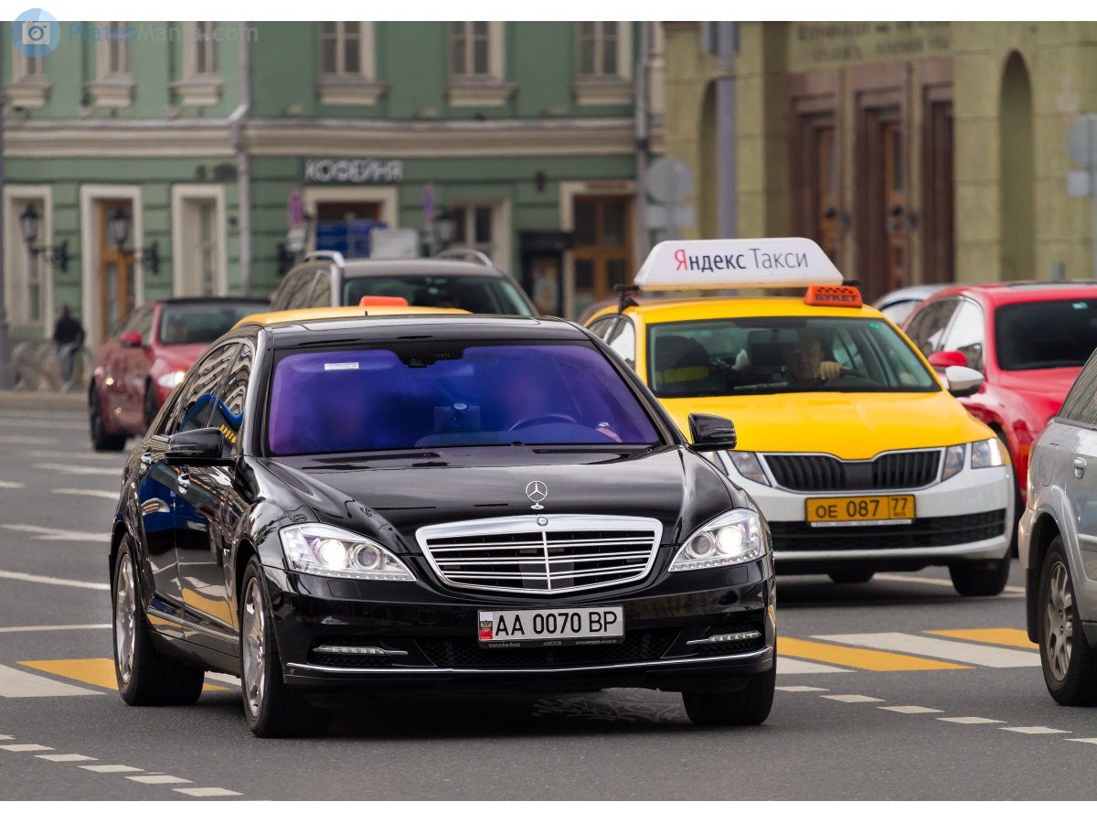 мерседес 600 с охраной амр. номер депутата. машины правительства. депутат на дорогой машине. мерседес 222 кортеж.