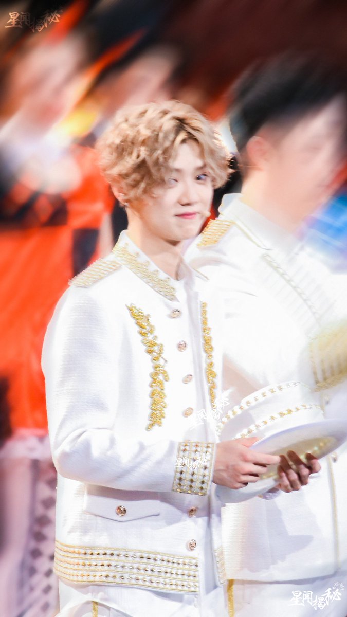 LuSungnumja77_'s tweet photo. ชอบให้ทำผมทรงนี้ ลู่หานเหมือนตุ๊กตากระเบื้องเคลือบ ตัวขาวๆผมหยิกๆน่ารัก น่าฟัดแจ้ม #LuHanKeepRunning carnival https://t.co/ySAq0bztwq