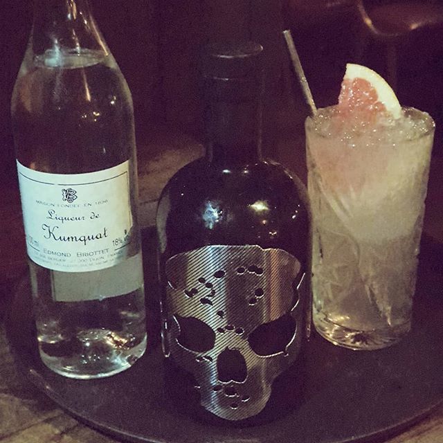 jayjenkins1405's tweet photo. @vodkaghost & @briottetliqueur
#vodka and #kumquat #liqueur with a pink grapefruit #shrub topped with a dash of soda.
#longdrinks #drinkingvinegar #ghostvodka #bartender #cocktails #skull https://t.co/VYXhvfBgsP https://t.co/4hIarpykXm