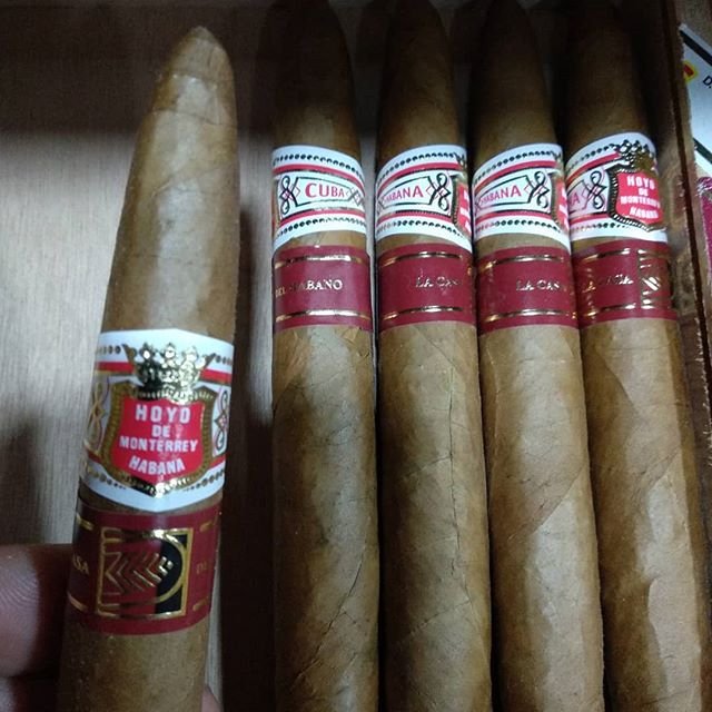 Hoyo de Monterrey Elegantes Una fumada expectacular!! #globalpremiumcigars #manuelalonsocigars #thetravelercigars #larosadesandiego #gurkhanation #dunhillcigars #pvamnm #clubmomentohumo #cigaraficionado #botl #cigar #cigars #cigar… buff.ly/2KwKiwC