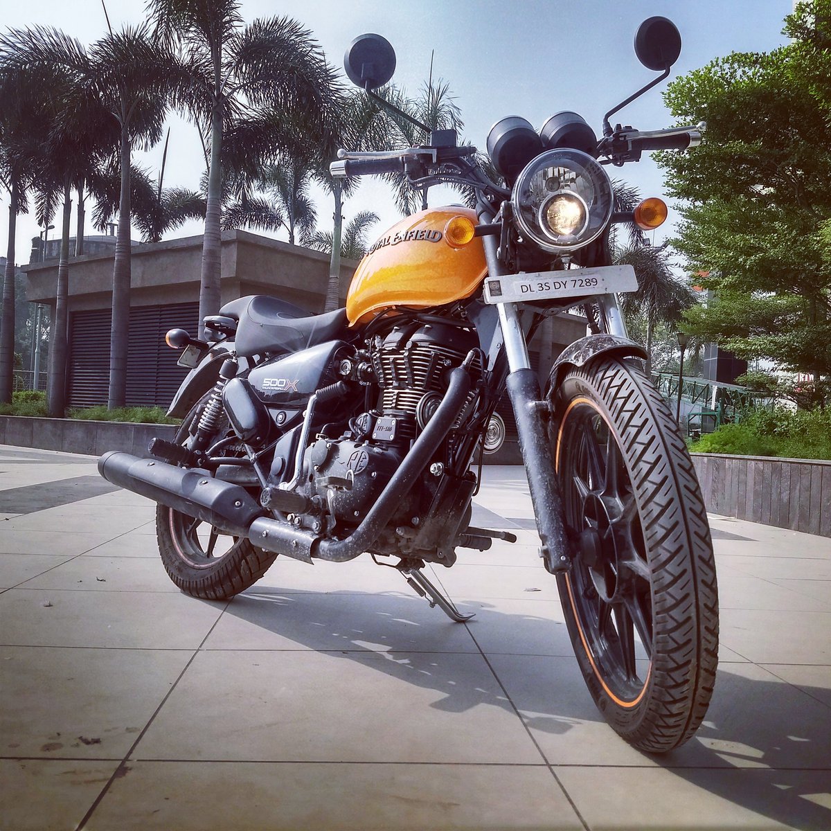 BunnyPunia's tweet photo. Day 3 w/ the #ThunderbirdX : met hundreds of @royalenfield owners / fan for flag-off ceremony of #HimalayanOdyssey & enroute home found this lovely spot for a shot. Beginning to like the #UrbanExplorer #ABitOfYourself Wish the pegs were slightly backwards @sidlal @Rudratej https://t.co/GedIJpTlzB
