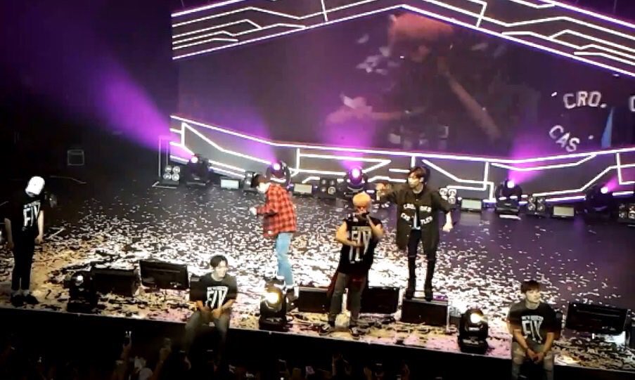 tofuppkk's tweet photo. สเกลฮอลของเวิร์ดทัวร์ ครั้งที่1และ2 #FLYINLA 2016 and #EYESONYOUINLA 2018 😭😭😭😭😭😭😭😭😭😭😭😭😭😭😭😭😭😭 https://t.co/Sgzom2CxRF