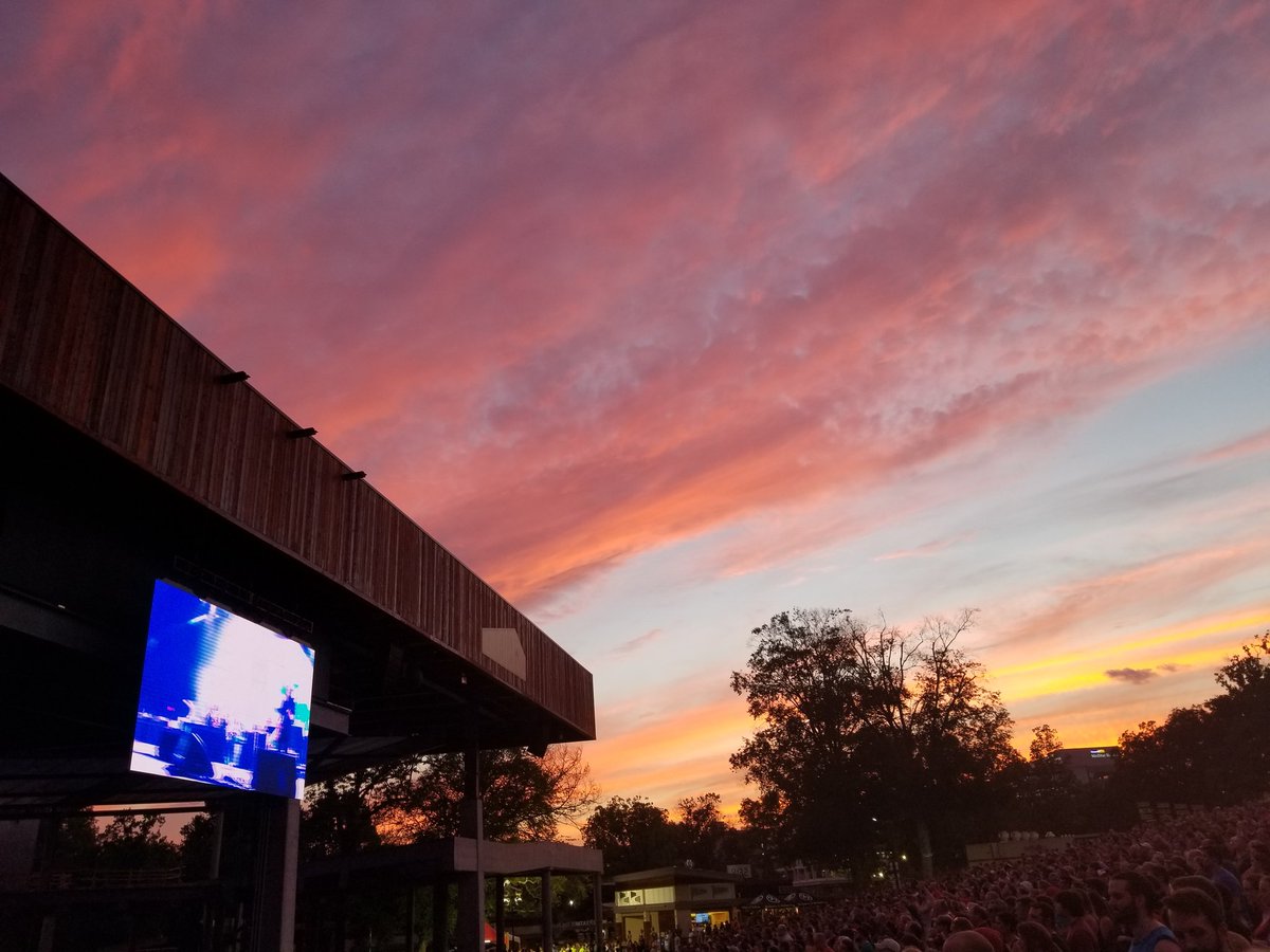 ribasaurus's tweet image. #foofighters at Merriweather Post... just perfect