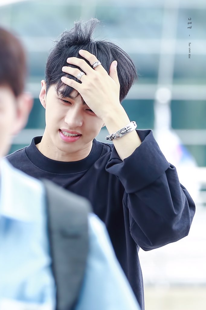 YoureSpring0406's tweet photo. 180706 출국
#빅스 #켄 #이재환 #두부의의인화 #김주헌

@jaehwany0406 
바람이 재환이 간질간질 하고 싶었나부당💕 https://t.co/yG9o2f5w8a
