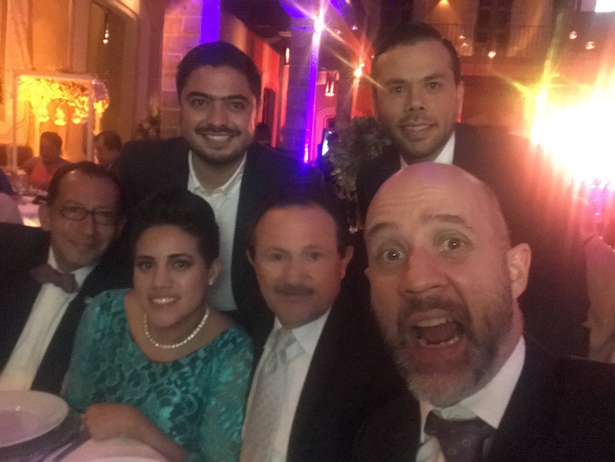 pazendo's tweet photo. @GraduacionMX felicidades chavos #UICodontologos https://t.co/lka5EaADqr