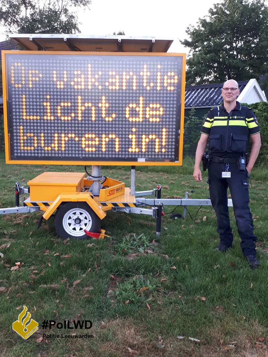 POL_Leeuwarden's tweet photo. De wijkagent van Grou e.o. wenst u alvast een hele prettige vakantie toe. Vergeet niet om uw woning slotvast af te sluiten en de woning bewoonbaar te laten lijken #PolLWD https://t.co/WmquEIw1qo